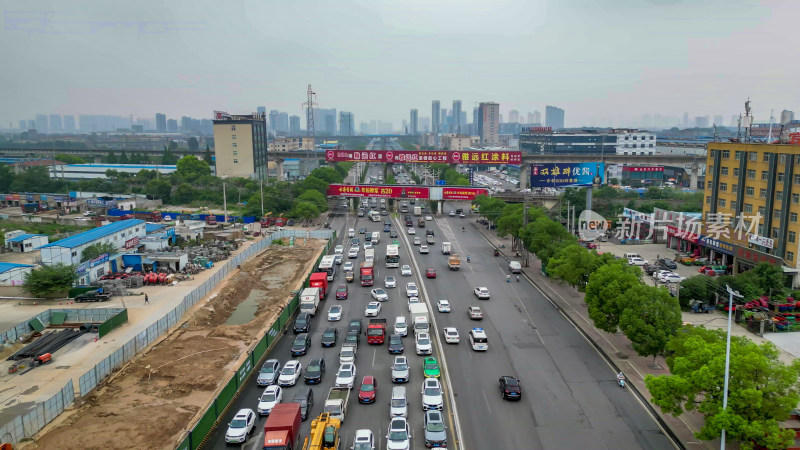 航拍城市拥堵交通车辆行驶