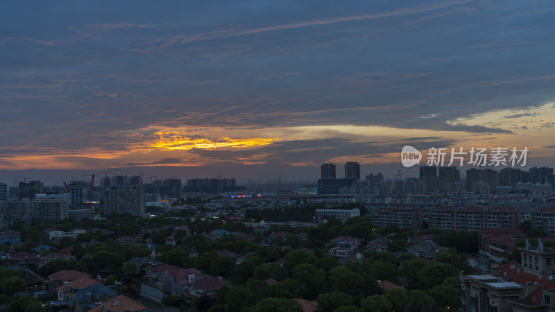 日落时分的城市全景