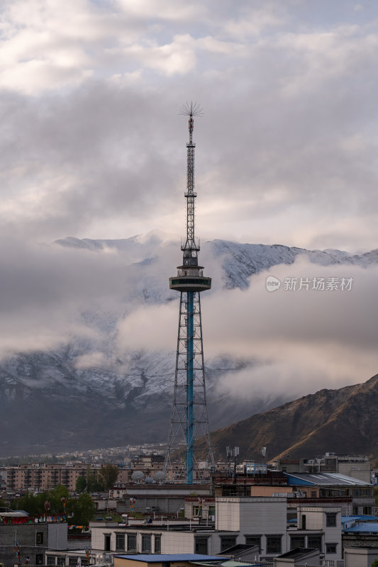 西藏拉萨雪山下的城市建筑高原城市冬日雪景