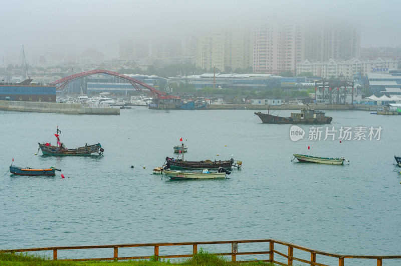 青岛市小麦岛公园，海上准备出海的渔船