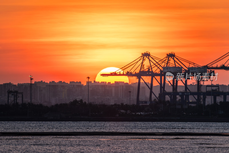 海南自贸港港口经济贸易关税运输城市日落