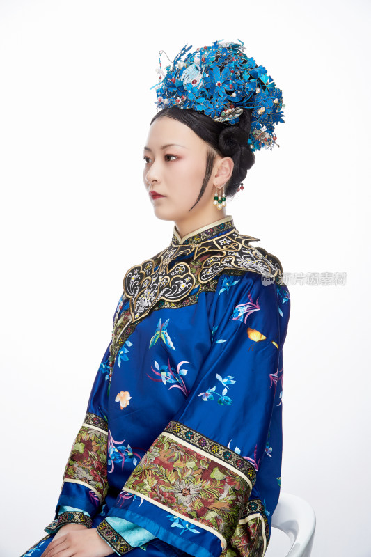 白色背景下的清代女性古装造型清朝古装