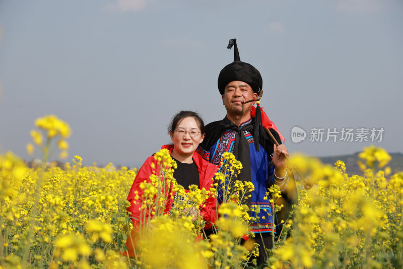 油菜花开春意浓 美丽乡村入画来