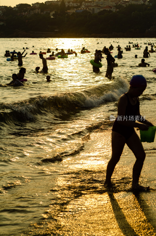 青岛海水浴场的游人