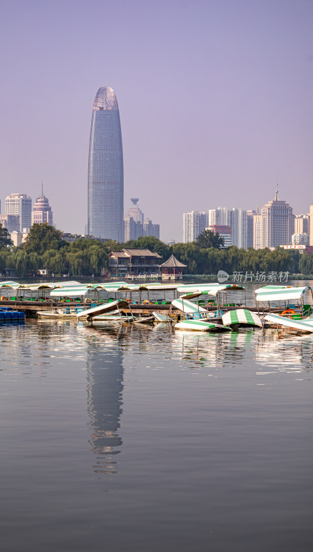 山东济南大明湖风景区自然景观与城市风光