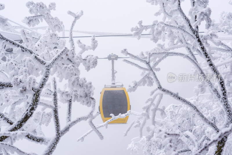 寒冷冬季大雪中景区的索道缆车轿厢