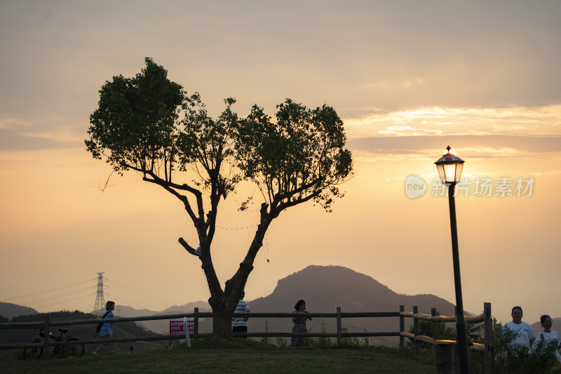 浙江杭州大朗山自然风光，在夕阳下的村庄