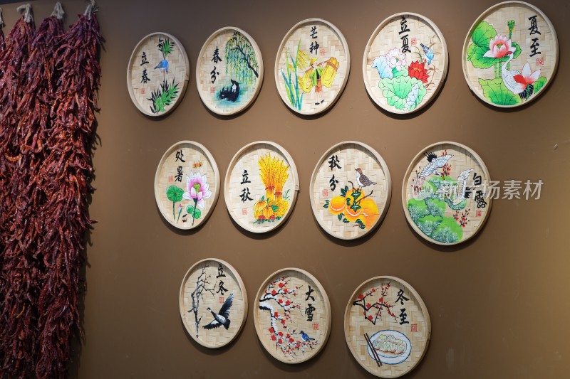 墙上装饰的二十四节气竹盘画