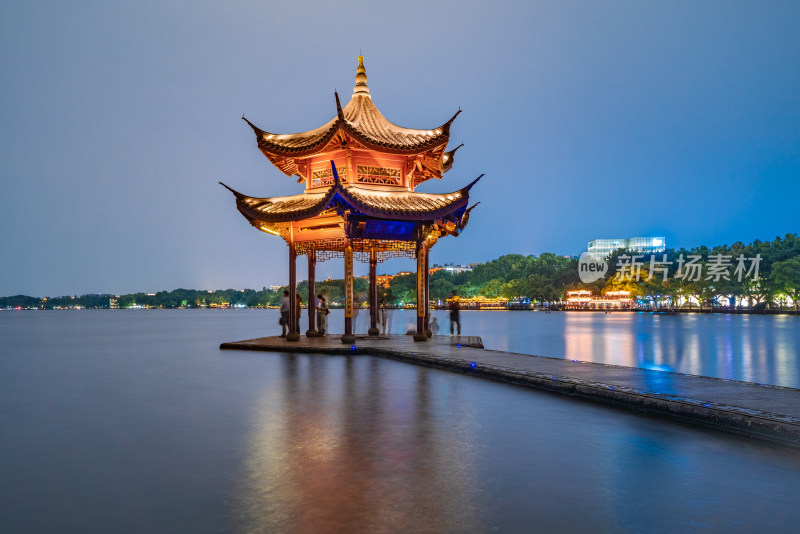 西湖湖畔古色古香的集贤亭夜景