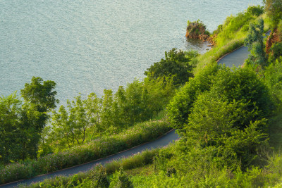 沿湖而建蜿蜒曲折的优美自然景观道路