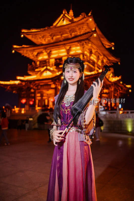 古装女子持乐器于古建前留影