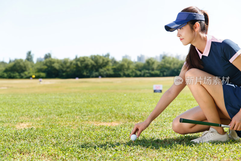 年轻女人打高尔夫