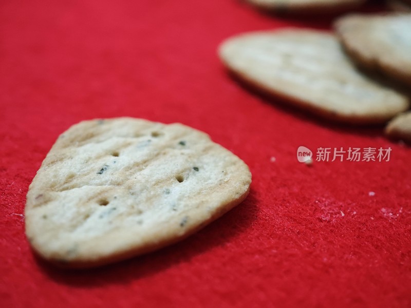 红色背景上放置着的美味饼干