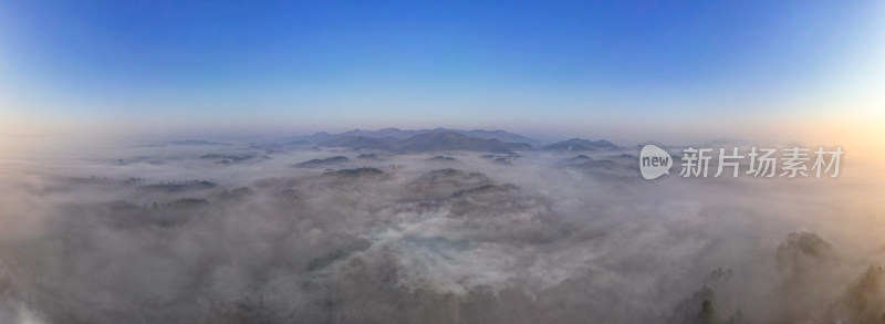 山川丘陵清晨迷雾航拍全景图