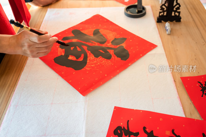 春节用毛笔书写福字的中国女性