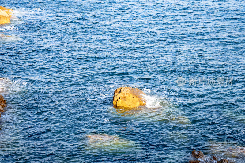 大海海浪礁石