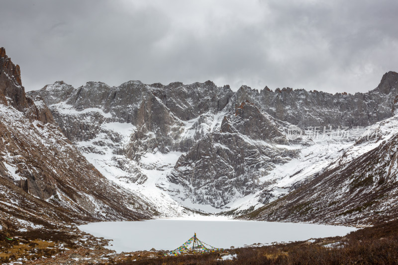 白雪皑皑的群山映衬下的湖景