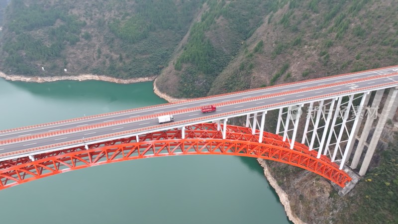 重庆巫山沪蓉高速大宁河特大桥与物流卡车