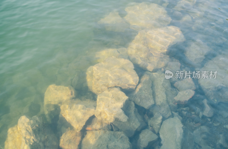 清澈的柳州柳江河水与水面下的岩石