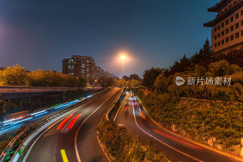 北京古城夜晚城市道路车流光轨景象