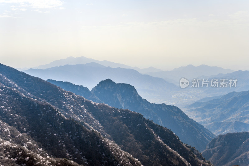 春天早晨北京明长城箭扣长城与山杏花