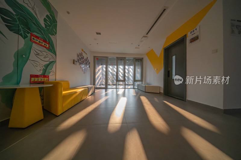 室内休闲区阳光照射场景