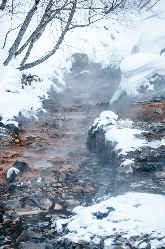 长白山冻结的户外雪地溪流