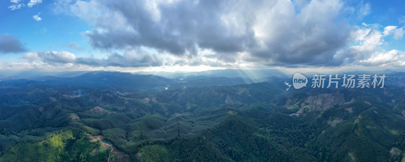 光影交织的绿色山脉全景图