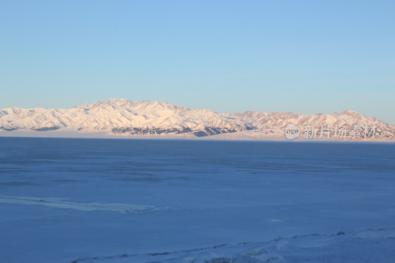 雪地河畔人群休闲场景