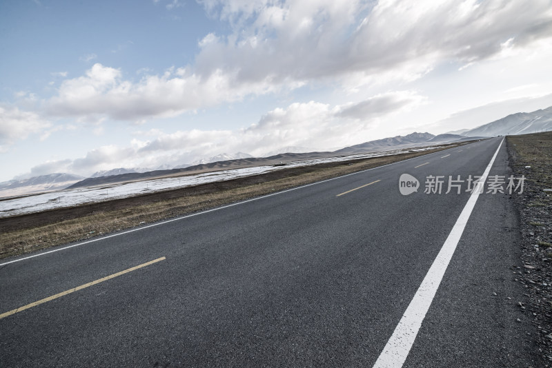 雪山旁的公路风景