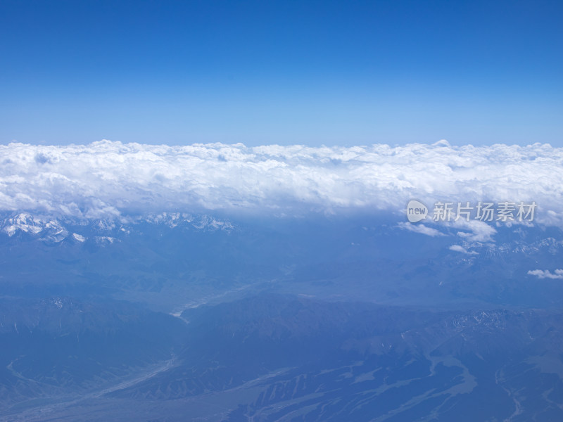 航拍视角下的蓝天白云自然风景