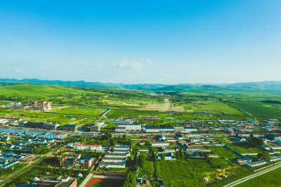 夏季航拍草原小镇图片