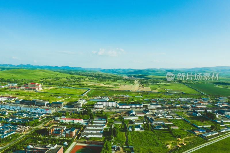 夏季航拍草原小镇图片