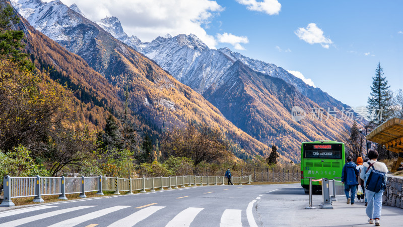 游客在四川阿坝四姑娘山双桥沟景区欣赏秋景