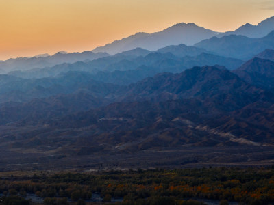 夕阳下的博格达峰