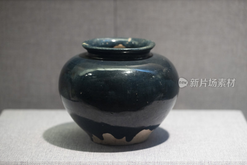 河南洛阳博物馆唐代蓝釉罐
