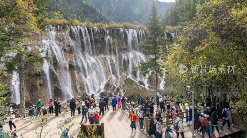 四川九寨沟景区的地标风景诺日朗瀑布及游客