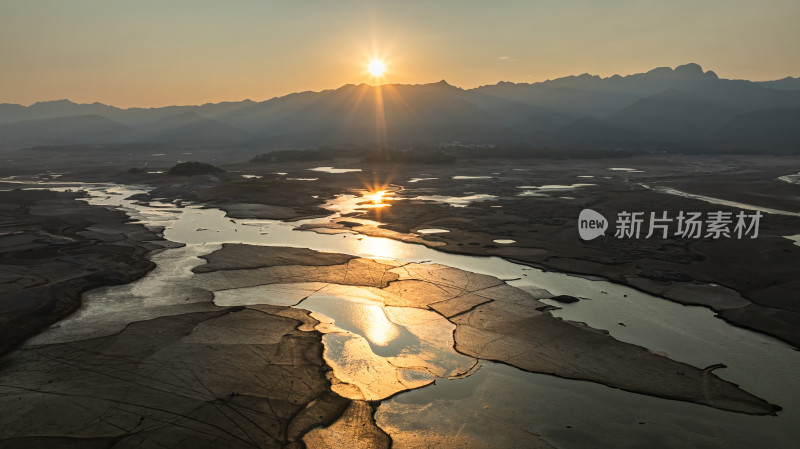 秋天夕阳下桂林清狮潭水库河床裸露的景色