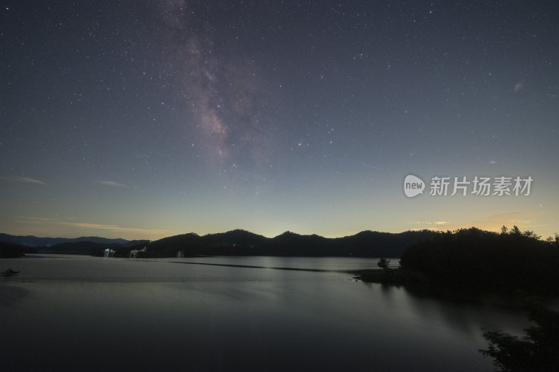 星空下的湖水与群山夜景