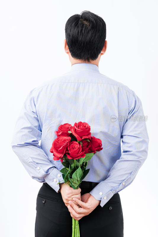 一束红色玫瑰花藏在背后的亚洲男士