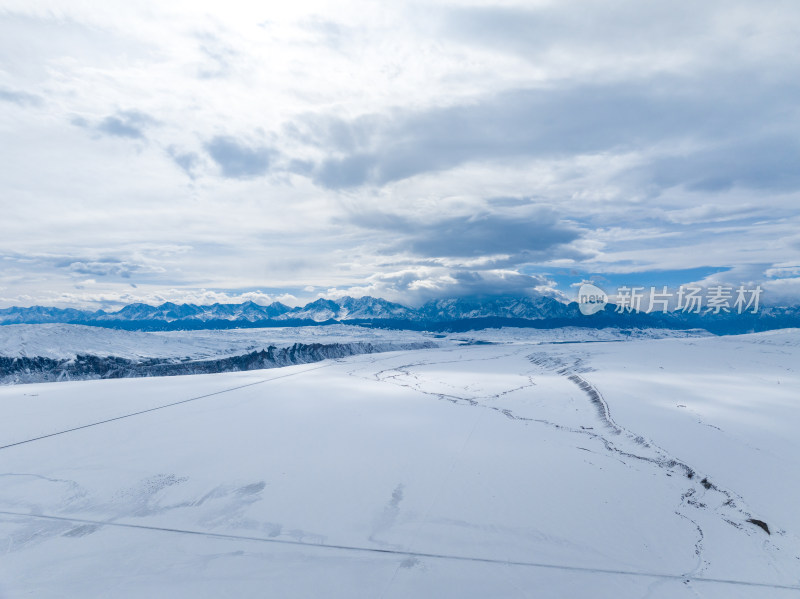 中国新疆阿勒泰冬季雪景茫茫雪原与雪山