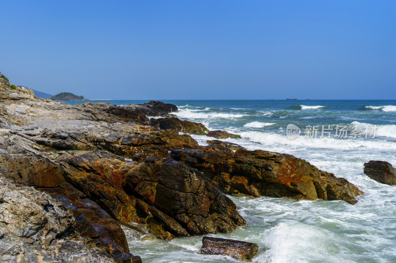 广东惠州黑排角海浪拍击岩石的壮丽瞬间