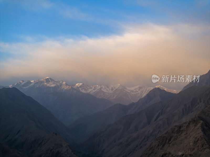 新疆帕米尔高原昆仑雪山日出航拍