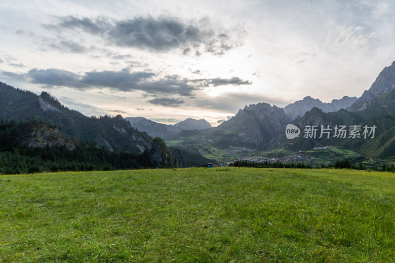 云雾缭绕下的草原山峰