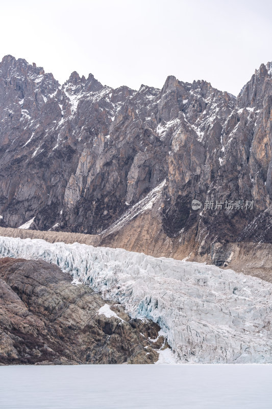 西藏那曲地区布加雪山冰川藏地高原静谧之美