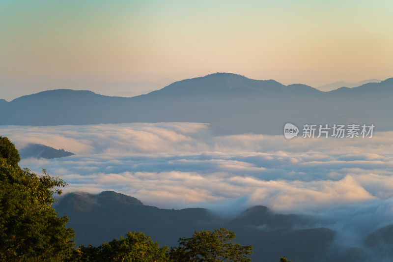 山之间的云海