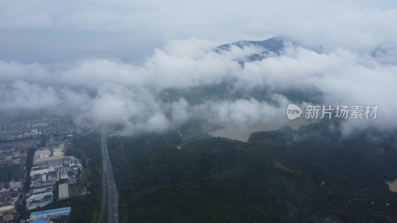 广东东莞：雨后银瓶山上空出现云海