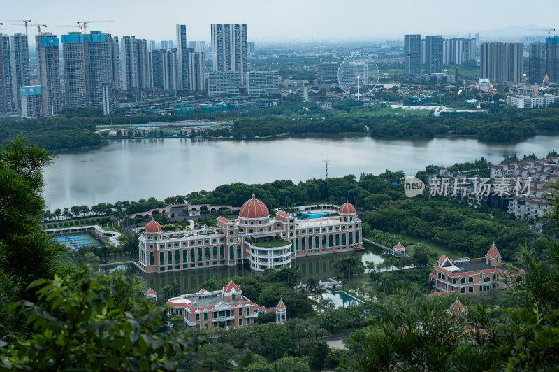 晨光下的顺峰山华侨城华桂园