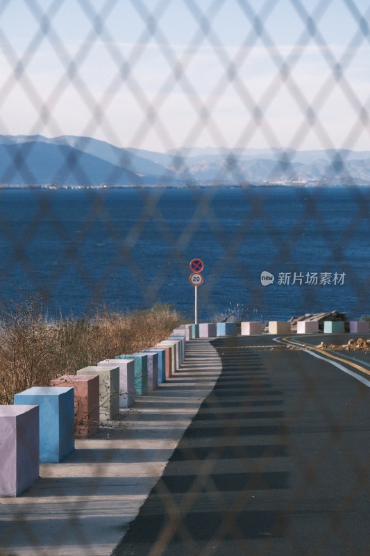 海边公路彩色护栏与海天一色