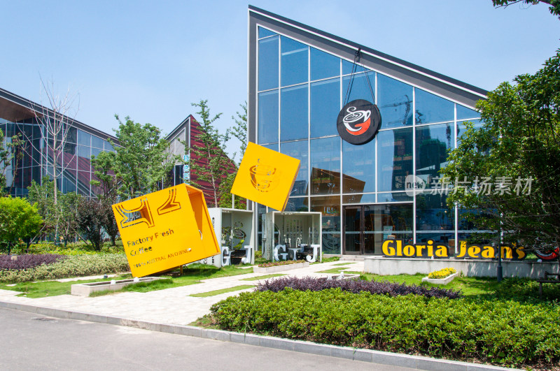 Gloria Jeans咖啡店外景建筑设计展示